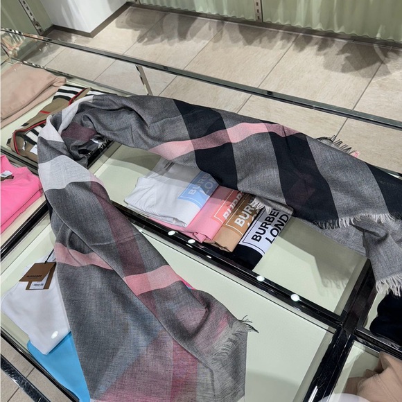 Burberry scarf nwt authentic - Picture 4 of 8